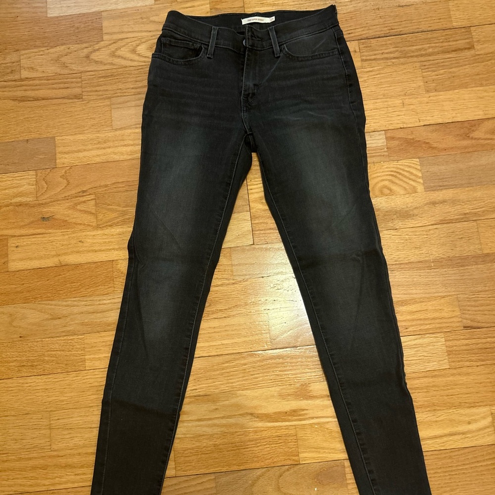 Used / Like New! Women’s Levi’s skinny jeans.